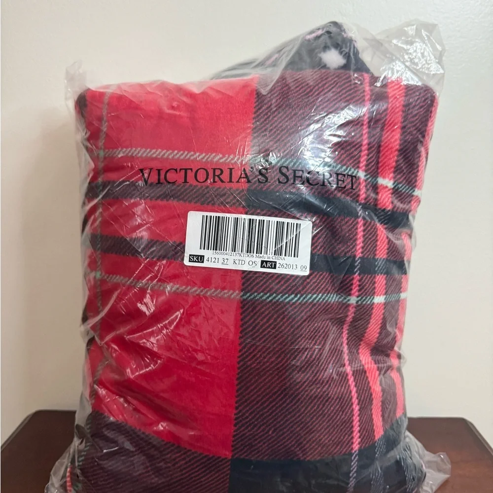 Victoria's Secret NWT Red & Black Plaid Sherpa lined Throw Blanket 50x60